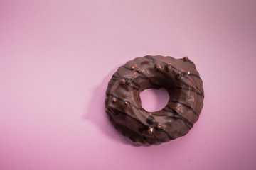 Nuss Nougatring Schokolade rosa Hintergrund