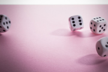 Glücksspiel weiße Würfel sind gefallen