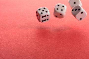 Würfel in der Luft, Würfeln gewürfelt vor roten Hintergrund