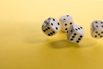 weiße Würfel gelber Hintergrund schwebend mit Schatten Augenzahlen 6 3 2 4 rechts