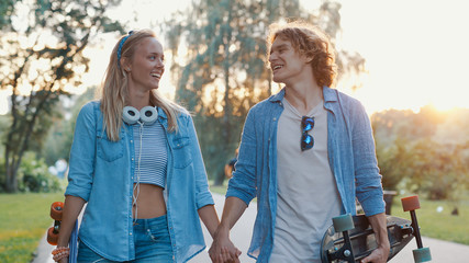 Naklejka premium Young couple in the park