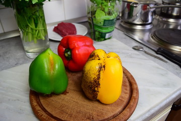 Mit Bunsenbrenner enthäutete Paprika