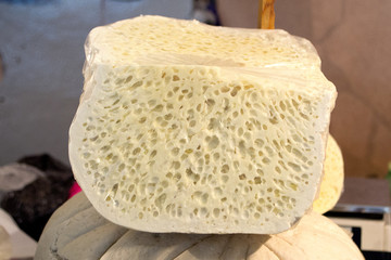 грузинский сыр Гуда, крупный план.