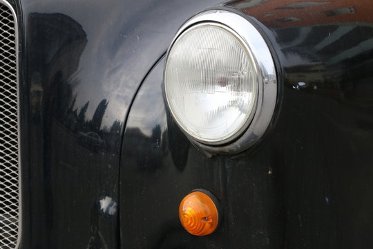 Vintage Car, Oldtimer, historisches Auto, Scheinwerfer und Blinker an der Karosserie eines Oldtimers