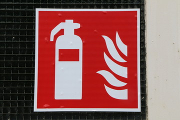 Information sign on a fire extinguisher, Hinweisschild auf einen Feuerlöscher
