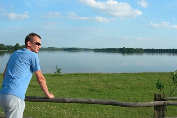 Samotny mężczyzna nad jeziorem, jezioro Somińskie, Polska, Kaszuby - obrazy, fototapety, plakaty