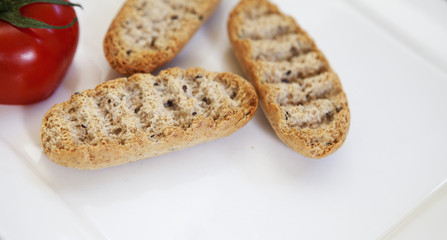 pain toast sur assiette blanche 