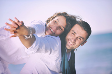 Obraz premium happy young couple have fun at beautiful beach