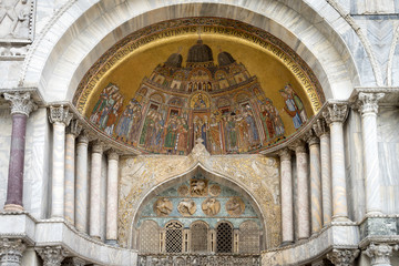 Obraz premium Venise, Italy - 03 10 2018: Le grand canal, la place San Marco la Basilique San Marco et ses détails de colonnes de marbre