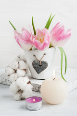 Obraz na płótnie Canvas Pink tulip flowers, lit candles