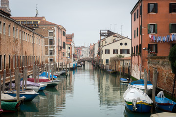 Fototapeta na wymiar Venise, Italy - 03 10 2018: Canal de Venise, avec ponts, bateaux et façades colorées