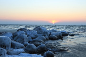 malerischer Sonnenaufgang an der Ostsee im Winter, Konzept Seebestattung