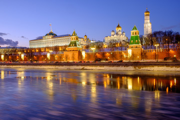 Obraz premium The Moscow Kremlin, the frozen river, winter