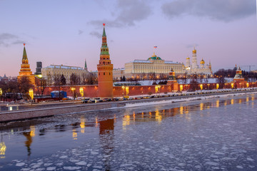 Obraz premium The Kremlin at sunset, the frozen river