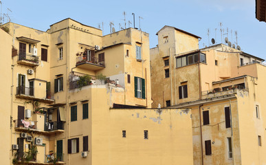 Fototapeta na wymiar case di Roma - pareti gialle - centro 