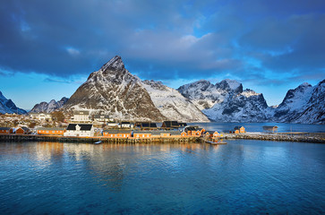 Obraz premium Beautiful winter landscape of picturesque fishing village in Lofoten islands, Norway