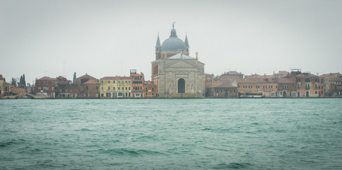 Venise, Italy - 03 11 2018: Vue panoramique de l'église chiesa del redentore, depuis le quai Zattere Allo Spirito Santo