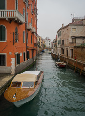 Fototapeta na wymiar Venise, Italy - 03 11 2018: Canal de Venise, avec ponts, bateaux et façades colorées