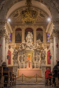 Venise, Italy - 03 11 2018: Vue intérieure de l'église Santa Maria Della Salute. Concert d'orgue