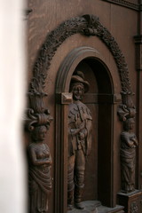 rzeźbione drzwi