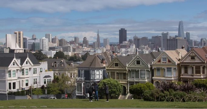 Painted Ladies San Francisco. Victorian Homes at Alamo Square is a Popular Tourist Destination.