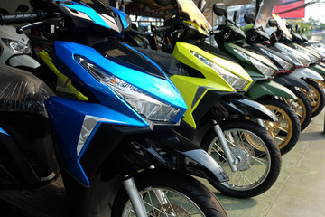 Fototapeta na wymiar Many colorful motorcycles at the Showroom for sale