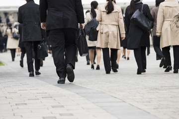 スーツで歩く後ろ姿