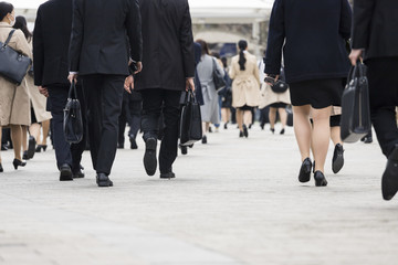 Obraz premium スーツで歩く後ろ姿