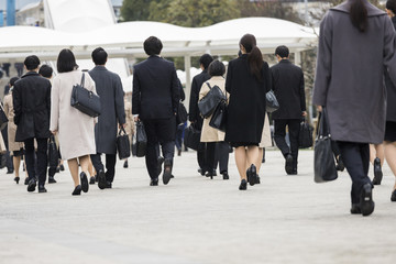 スーツで歩く後ろ姿