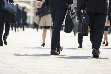 Obraz premium スーツで歩く後ろ姿