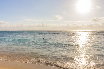 réverbération du soleil sur la mer 