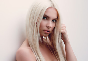 Naklejka premium Close-up portrait of a sad beautiful woman.