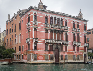 Fototapeta na wymiar Venise, Italy - 03 12 2018: Belle façade de Palais vénitien rose, vue depuis le grand Canal de Venise