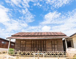 Obraz premium Old wooden house