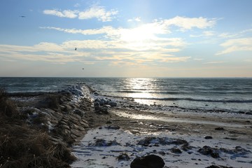 traumhafte Lichtstimmung an einer malerischen Buhne an der See