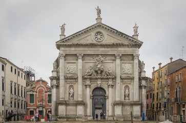 Fototapeta na wymiar Venise, Italy - 03 12 2018: Belle façade sculptée, d'une église à Venise, vue depuis le Grand Canal