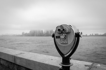 Aussichtsplattform New York City mit Skyline im Hintergrund