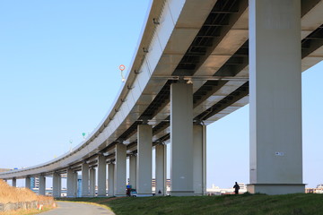 Fototapeta premium 荒川沿いをカーブして走る首都高速道路