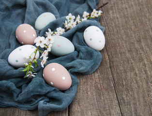 Fototapeta na wymiar Easter eggs and spring blossom