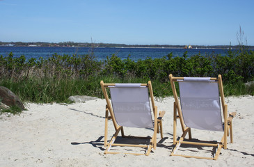 Liegestuhl in der Sonne am Strand