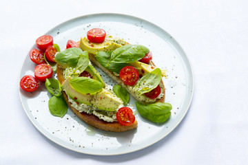 Toast mit Tofu und Avocado