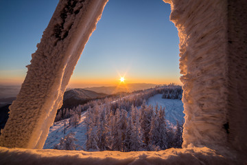 Zimowy wschód słońca z oblodzonej wieży widokowej