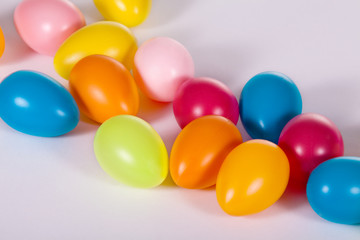 bunte Ostereier aus Plastik auf einem weißen Blatt Papier