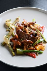 レストランでの肉料理のイメージ