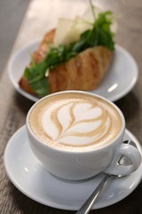 イタリアのバールで飲むカプチーノ
