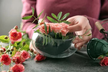 Crédence de cuisine en verre imprimé Fleuriste Fleuriste à l& 39 aide d& 39 une éponge pour travailler à table