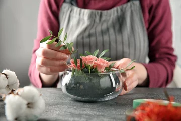 Crédence de cuisine en verre imprimé Fleuriste Fleuriste à l& 39 aide d& 39 une éponge pour travailler à table
