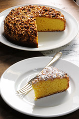 白い皿に乗ったスポンジケーキのイメージ