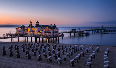 Obraz premium Seebrücke zur Blauen Stunde, Seebrücke Sellin auf Rügen. Ostsee_001