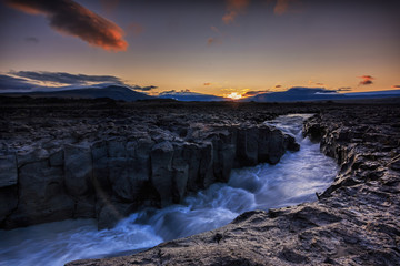 Toller Sonnenaufgang am milchigen Gletscherfluss Geita im Lavafeld Geitlandshraun, Island_002
